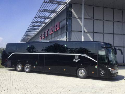 Jungfernfahrt eines Setra S 517 HD mit 52 buddhistischen Mönchen