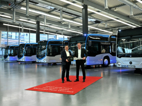 Außergewöhnliches Design für fünf Mercedes-Benz Citaro beim Omnibusverkehr Spillmann Foto (v.l.n.r): Außergewöhnliches Design trifft Hightech-Ausstattung: Bülent Menekse, Geschäftsführer der Omnibusverkehr Spillmann GmbH, erhält den symbolischen Schlüssel der neuen Mercedes-Benz Citaro von Rüdiger Kappel, Leiter Vertrieb Flotten Daimler Buses Deutschland. Jedes Fahrzeug ist ein Unikat und steht für ein Motto: Die fünf Themenfahrzeuge tragen die Namen Astronomie, Vintage, Bietigheim, Mobility und Skipper. 