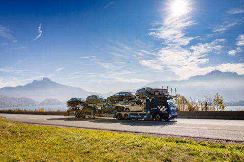 Effizient unterwegs, flexibel im Aufbau: neuer Mercedes-Benz Actros erstmals als offener Autotransporter