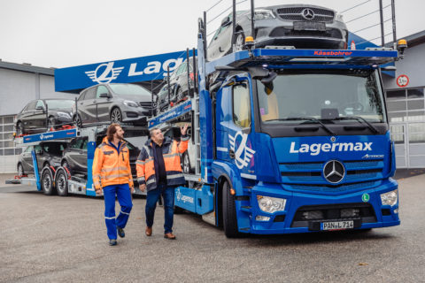 Effizient unterwegs, flexibel im Aufbau: neuer Mercedes-Benz Actros erstmals als offener Autotransporter Foto: Franz Birgmann, Prokurist und Fuhrparkleiter Lagermax Autotransport GmbH in Salzburg, und Fahrer Christian Lippeck. 