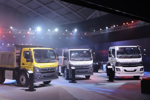 BharatBenz stellte seine neuen Lkw und Busse für den indischen Markt vor Foto: Auf der Premierenveranstaltung in Mumbai zeigte die Marke mehr als ein Dutzend runderneuerte mittelschwere und schwere Lkw und Busse.   Daimler India Commercial Vehicles (DICV), Daimler’s commercial vehicle subsidiary in India, this week showcased its all-new range of BharatBenz vehicles for the Indian market. On display were over a dozen medium and heavy-duty trucks and buses updated inside and out.