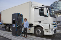 Daimler Trucks: E-Mobility Group startet weltweite Initiative für Elektro-Lkw-Ladeinfrastruktur Foto: Gesa Reimelt, Leiterin der E-Mobility Group Daimler Trucks  &  Buses vor einem eActros 