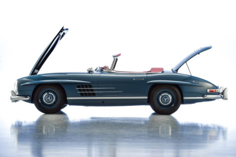 Mercedes-Benz Classic auf der Retro Classics 2020 Foto: Mercedes-Benz 300 SL Roadster (W198) aus dem Jahr 1960. Das Fahrzeug wird nach einer Werksrestaurierung von Mercedes-Benz Classic zum Verkauf angeboten. 