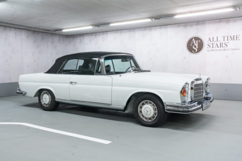 Mercedes-Benz Classic auf der Retro Classics 2020 Foto: Mercedes-Benz 280 SE 3.5 Cabriolet (W111) in Lackierung Papyrusweiß aus dem Jahr 1970. Ein Fahrzeug von ALL TIME STARS bei der Retro Classics 2020. 