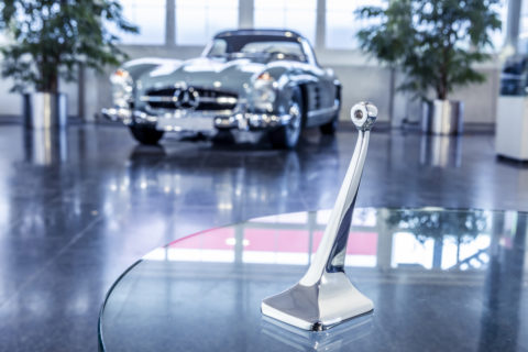 Ausgezeichnet: Doppelsieg für Mercedes-Benz beim Motor Klassik Award 2020 Foto: Innenspiegelfuß des Mercedes-Benz 300 SL (W198, „Gullwing“ und Roadster). Er ist als Original-Ersatzteil wieder erhältlich und kann bei jedem Mercedes-Benz Partner über das Classic Center bezogen werden. Der Spiegelfuß wird mithilfe des 3D-Drucks aus einer Aluminiumlegierung hergestellt.