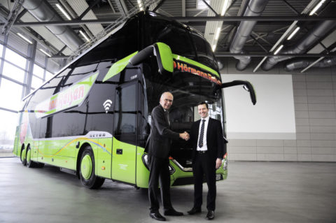 Zwei neue Setra 5-Sterne-Doppelstockbusse bei Hörmann-Reisen im Einsatz Foto: Geschäftsführer Philipp Hörmann (rechts) übernimmt einen neuen S 531 DT von Ulrich Bastert, Leiter Vertrieb und Marketing Daimler Buses. 