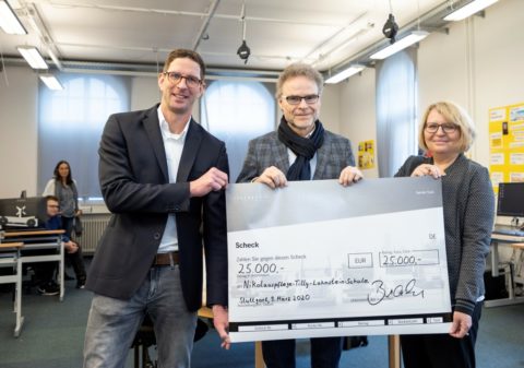 Daimler Trucks spendet 25.000 Euro für sehbehinderte Schülerinnen und Schüler Foto (v.l.n.r.): Henning Müller, Schulleiter der Tilly-Lahnstein-Schule, Prof. Dr. Uwe Baake, Leiter der Entwicklung bei Mercedes-Benz Lkw, und Ulrike Bauer-Murr, Geschäftsbereichsleitung Berufliche Bildung. 