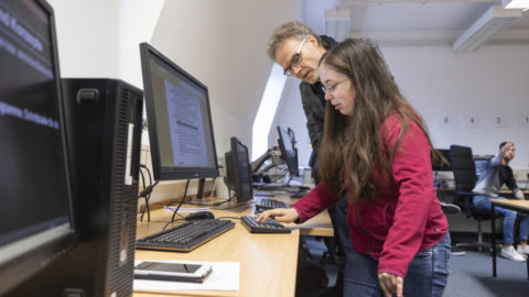 Daimler Trucks spendet 25.000 Euro für sehbehinderte Schülerinnen und Schüler Foto: Prof. Dr. Uwe Baake, Leiter der Entwicklung bei Mercedes-Benz Lkw, mit Schülerin der Tilly-Lahnstein-Schule. 