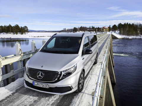 Härtetest bei Eis und Schnee: Der Mercedes-Benz EQV in der Wintererprobung am Polarkreis