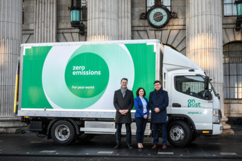 Der FUSO eCanter im Einsatz bei der Post in Irland Foto (v.l.n.r.): Robertino Renz; Regional Marketing  &  Sales Manager FUSO Europe; Olive Kiely; Head of Business Support, Transport  &  Network An Post und Gerard Rice; Managing Director FUSO Ireland at the GPO, O'Connell Street Lower, Dublin. 