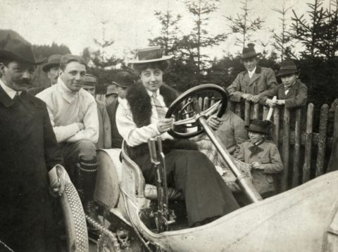 Jubiläum des Markennamens: 120 Jahre Mercedes – das Mädchen und die Marke Foto: Mercedes Jellinek (1889 bis 1929) auf einem Mercedes Grand-Prix-Rennwagen aus dem Jahr 1906. 