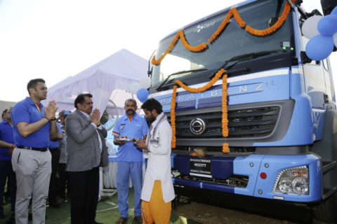 Großauftrag für Daimler Trucks in Indien: 120 BharatBenz Lkw für CJ Darcl Logistics Foto: Traditionelle Puja-Zeremonie während der Kundenübergabe von 120 Bharat-Benz-Lkw (vor dem Corona-bedingten Ausnahmezustand in Indien). 