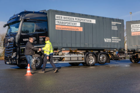 Für den besten Fahrernachwuchs: Der neue Mercedes-Benz Actros als Fahrschulfahrzeug im Einsatz bei der Verkehrsakademie Münsterland Foto: Fahrlehrer Klaus Voß mit Jungfahrer Daniel Wichmann und dem „Truck of the Year 2020“