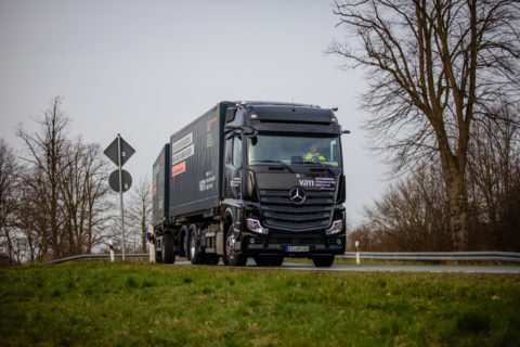 Für den besten Fahrernachwuchs: Der neue Mercedes-Benz Actros als Fahrschulfahrzeug im Einsatz bei der Verkehrsakademie Münsterland