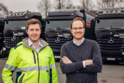 Für den besten Fahrernachwuchs: Der neue Mercedes-Benz Actros als Fahrschulfahrzeug im Einsatz bei der Verkehrsakademie Münsterland Foto: Daniel Autmaring (links) und Philipp Stegemann von der Verkehrsakademie Münsterland setzen dafür auf einen reinen Mercedes-Fuhrpark. 