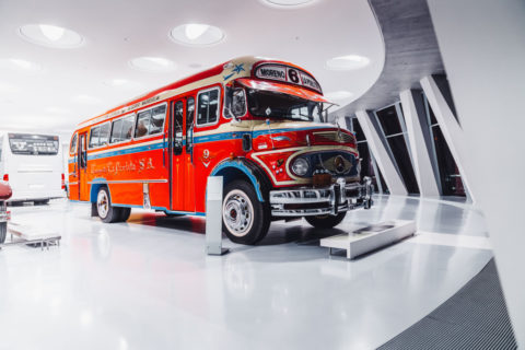 Vor 125 Jahren: Erster Omnibus mit Verbrennungsmotor von Benz & Cie Foto: Mercedes-Benz Omnibus LO 1112 aus dem Jahr 1969, farbenfroh lackiert für den Einsatz in Buenos Aires. Exponat der Dauerausstellung im Mercedes-Benz Museum, Raum Collection 1 – Galerie der Reisen. 