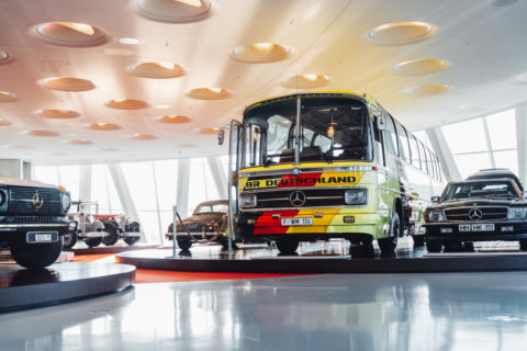 Vor 125 Jahren: Erster Omnibus mit Verbrennungsmotor von Benz & Cie Foto: Mercedes-Benz O 302 Reisebus „Weltmeisterbus“. Exponat der Dauerausstellung im Mercedes-Benz Museum, Raum Collection 4 – Galerie der Namen. 