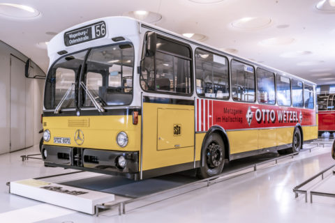 Vor 125 Jahren: Erster Omnibus mit Verbrennungsmotor von Benz & Cie Foto: Mercedes-Benz O 305 Standard-Linienomnibus von 1980. Exponat der Dauerausstellung im Mercedes-Benz Museum, Raum Collection 1 – Galerie der Reisen. 