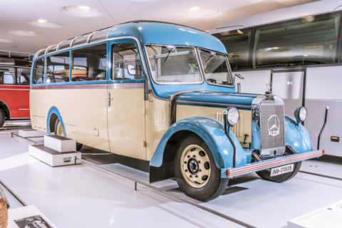 Vor 125 Jahren: Erster Omnibus mit Verbrennungsmotor von Benz & Cie Foto: Mercedes-Benz O 2600 Allwetter-Reiseomnibus aus den 1930er-Jahren. Exponat der Dauerausstellung im Mercedes-Benz Museum, Raum Collection 1 – Galerie der Reisen. 