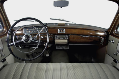 Von der einfachen Lenkstange zur kapazitiven Kommandozentrale – Eine Zeitreise der Lenkräder Foto: Mercedes-Benz „Ponton-Limousine” der Baureihen W 180/W 128 (1954 bis 1959). 