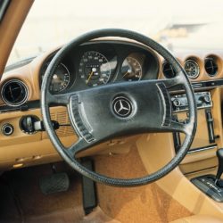 Von der einfachen Lenkstange zur kapazitiven Kommandozentrale – Eine Zeitreise der Lenkräder Foto: Das Lenkrad eines Mercedes-Benz Typ 350 SL, Baureihe 107 (1971 bis 1989). 