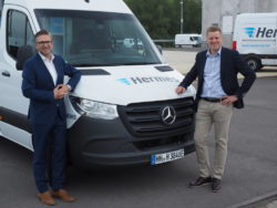 Neue Serie für die letzte Meile: Mercedes-Benz Vans übergibt 15 eSprinter an Hermes Germany Foto (v.l.n.r.): Marco Schlüter, Chief Operations Officer Hermes Germany; Olaf Lubenau, Leiter Key-Account Management Mercedes-Benz Vans Vertrieb im MBVD