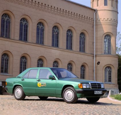 1990 Ein Pionier der E-Mobilität: Der Mercedes-Benz 190 mit Elektroantrieb Foto: Elektro-Großversuch auf der Insel Rügen im Jahr 1992