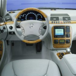 Von der einfachen Lenkstange zur kapazitiven Kommandozentrale – Eine Zeitreise der Lenkräder Foto: Das Cockpit der Mercedes-Benz S-Klasse der Baureihe 220 (1998 bis 2005) mit dem Anzeige- und Bediensystem COMAND.