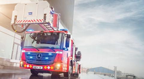 Ein Mercedes-Benz Econic als Drehleiterfahrzeug für den Feuerwehreinsatz