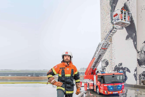 Ein Mercedes-Benz Econic als Drehleiterfahrzeug für den Feuerwehreinsatz Foto: Feuerwehrmann Jens Fredskild und sein Kollege Karsten Højland testen den Econic.