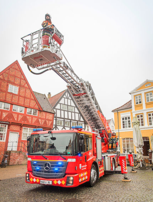 Ein Mercedes-Benz Econic als Drehleiterfahrzeug für den Feuerwehreinsatz Foto: Jens Fredskild und Karsten Højland schätzen ihr neues Drehleiterfahrzeug, weil es ihnen die Arbeit erleichtert.