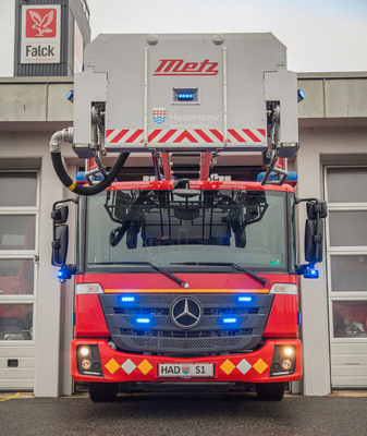Weitere Informationen zu Feuerwehrfahrzeugen von Mercedes-Benz finden Sie hier. Foto: "Es gibt kein besseres Basisfahrzeug für eine Drehleiter als den Econic!" sagt Karsten Højland, Feuerwehrmann