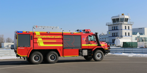 Ein Mercedes-Benz Zetros im Einsatz als Flughafenlöschfahrzeug