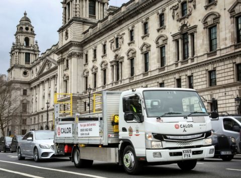 FUSO eCanter liefert Gasflaschen in der Londoner Ultra-Niedrig-Emissions-Zone (ULEZ)