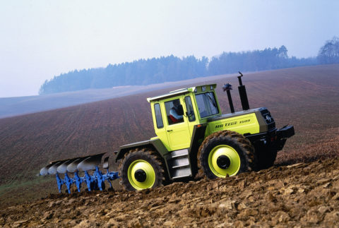 Vor 30 und 40 Jahren: Topmodelle des Mercedes-Benz MB-trac feiern Premiere Foto: Mercedes-Benz MB-trac 1800 Intercooler beim Pflügen mit einem Sechsschar-Drehpflug. 