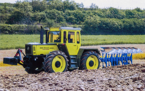 Vor 30 und 40 Jahren: Topmodelle des Mercedes-Benz MB-trac feiern Premiere Foto: Mercedes-Benz MB-trac 1800 Intercooler beim Pflügen mit einem Sechsschar-Drehpflug. 