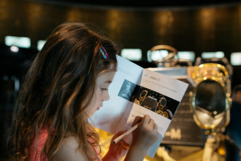 Viele neue Angebote für Kinder im Mercedes-Benz Museum Foto: Den jüngsten Besuchern des Mercedes-Benz Museums steht wieder das Entdeckerbüchlein und Themenhefte für die „Kids-Rundgänge“ in der Ausstellung zur Verfügung. 